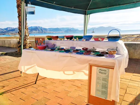 Nuestro puesto de cuencos de plástico reciclado en el mercado de Mazarrón