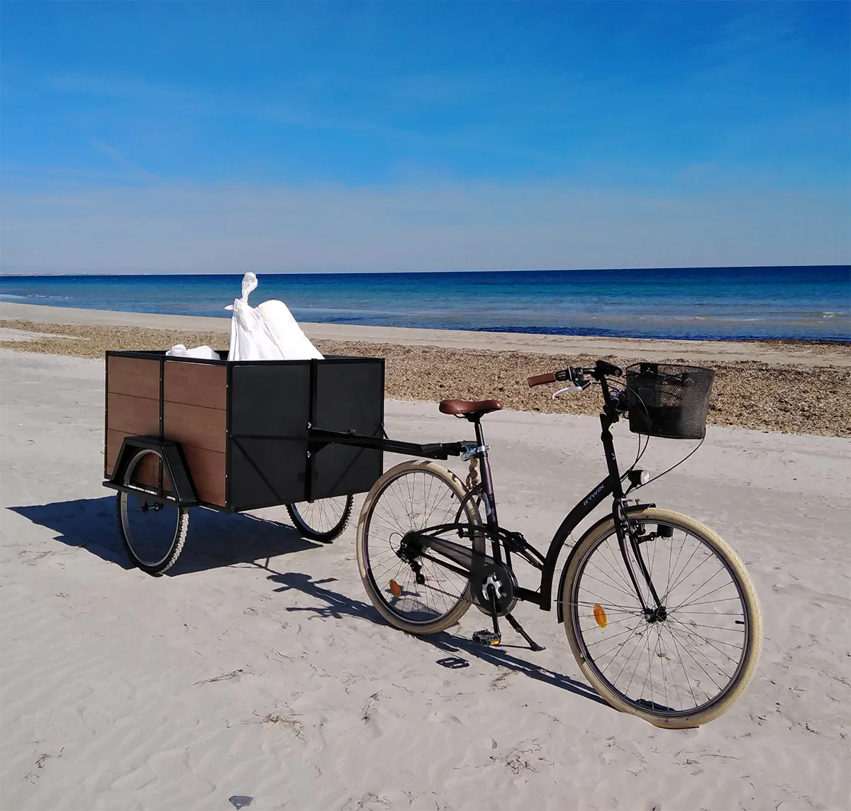 El Plastic Móvil: carro de bicicleta hecho con piezas recicladas en la playa