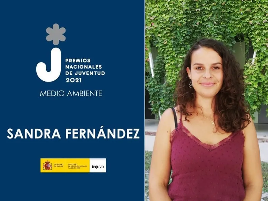 Sandra Fernández con el cartel de los Premios Nacionales de Juventud 2021