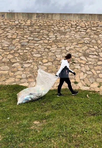 recogiendo residuos